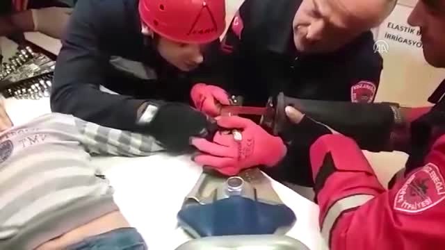 Sıkışan Parmağını İtfaiye Çıkardı