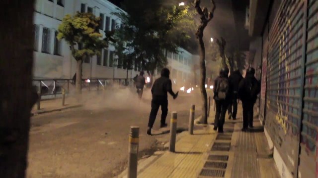 Greece: Séquence de première ligne des clashes entre anarchists et police dans Exarcheia Athens le 06.12.17