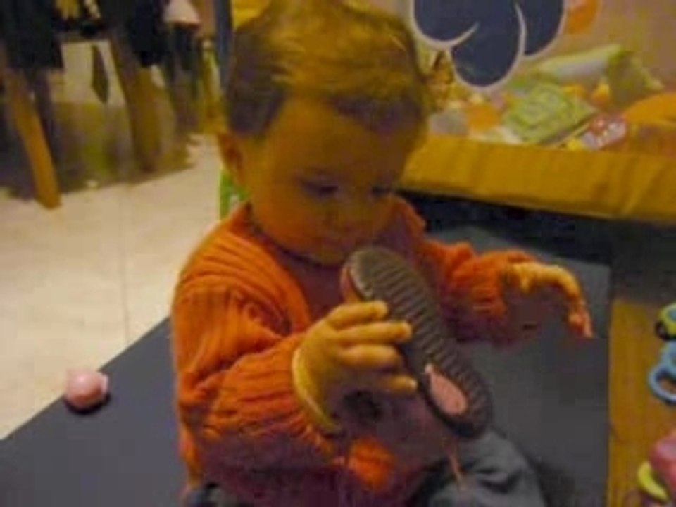 Pauline découvre ses chaussures