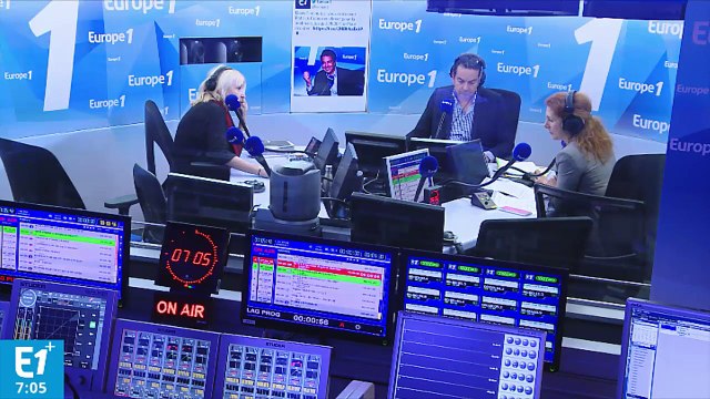 A Alger, Emmanuel Macron apostrophé par la jeunesse sur la colonisation