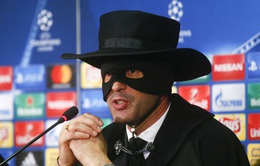 Paulo Fonseca se pointe déguisé en Zorro en conférence de presse !