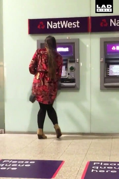 Marcher en talons hauts quand tu es bourrée... Pas si simple!