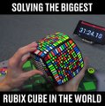 Il termine le plus grand rubik's cube du monde