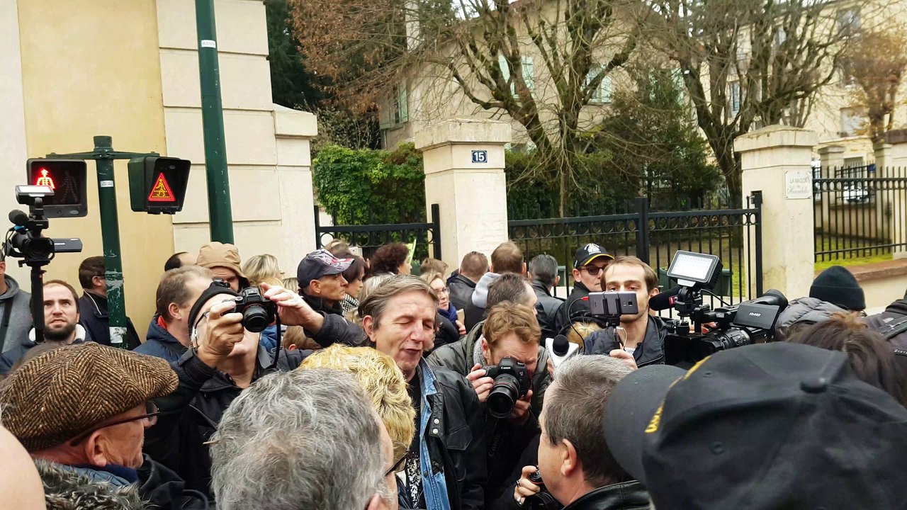 Les fans chantent Johnny