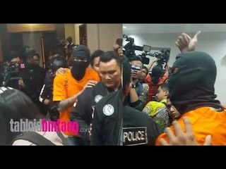 Mengenakan Baju Tahanan, Tora Sudiro Acungkan Jempol Sebelum Jumpa Pers