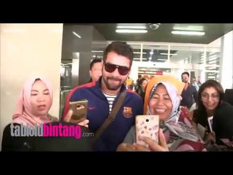 Shabbir Ahluwalia dan Sriti Jha 'Lonceng Cinta' Dikerumuni Penggemar Saat Tiba di Jakarta