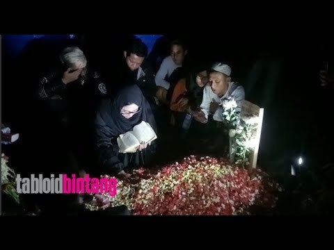 Dewi Perssik Berziarah ke Makam Julia Perez