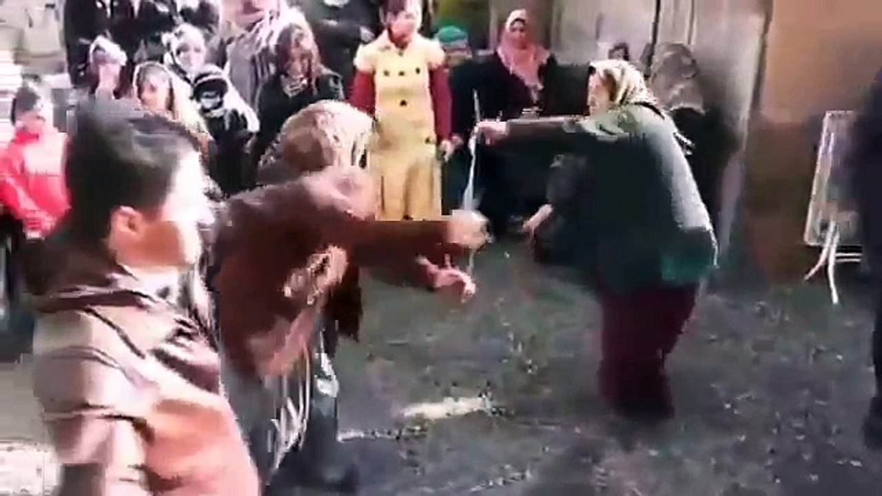 Teyzelerden Yatcaz Kalkcaz Dansı