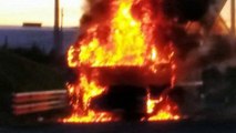 Incendio de un camión en Castropol, Asturias, junto a una gasolinera