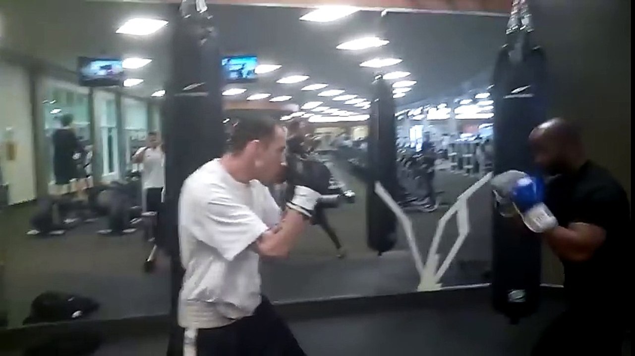 #1P4P Charlie Zelenoff Beats The Crap Out of  Muay Thai Fighter @0:17 Spaghetti Legs !!!!!!!!