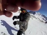 Un skieur glisse en arrière sur le bout des skis