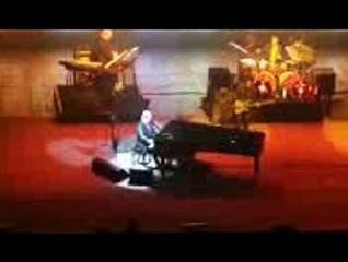 Elton John rend hommage à Johnny Hallyday lors de son concert à Monaco