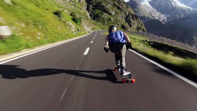 Il dévale des routes de montagne à 100 kmh sur sa longboard
