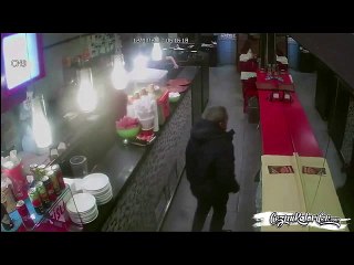 Alkolün Dozunu Fazla Kaçırıp Aynadaki Yansımasına Hesap Ödemeye Çalışan Adam