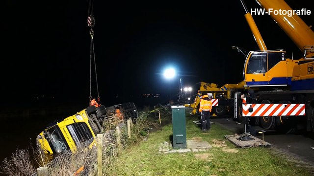 Berging te water geraakte vrachtwagen blijkt flinke klus