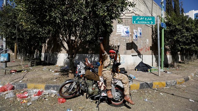 الحوثيون يعززون قبضتهم على صنعاء