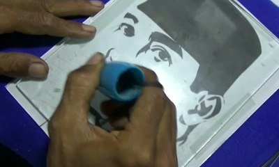 Menyulap Limbah Kaca Menjadi Media Lukis Sketsa Wajah