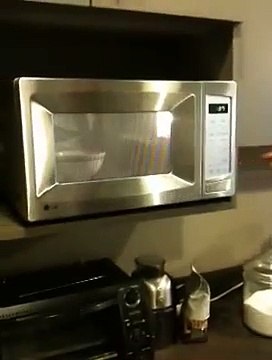 Voilà ce qui arrive quand on met un oeuf dur à chauffer au micro-ondes