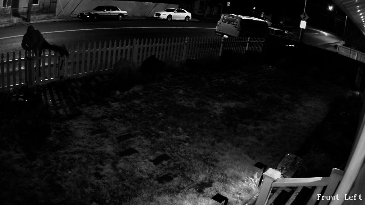 Ce voleur s'apprêtait à voler un colis sur le pas de cet porte...il va vite le regretter !