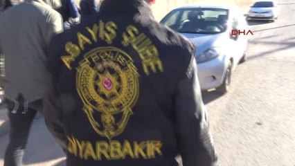 Diyarbakır Uygulama Yapan Polislere Kadınlardan Tandır Ekmeği İkramı