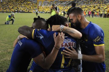 Delfín celebra tras la victoria ante Barcelona
