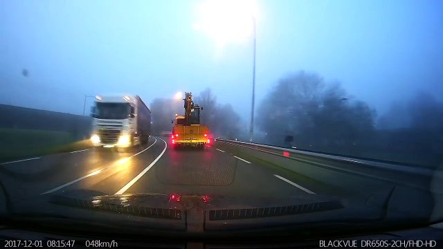 Il heurte un pont avec son tracteur