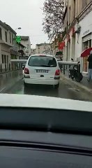 Un automobiliste marseillais transporte un rouleau de moquette
