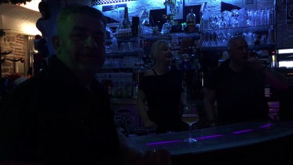 Mort de Johnny Les fans d'Epinal allument le feu dans un bar