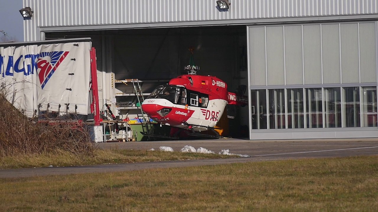DRF  Eurocopter BK-117 B2, D-HDRH Entladen vom LKW