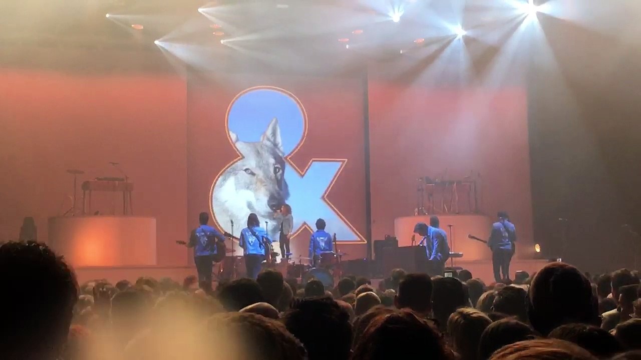 En concert à Nice, Julien Doré rend hommage à Johnny Hallyday