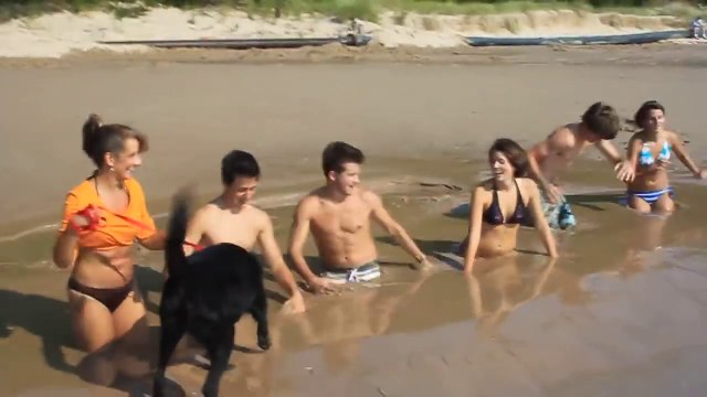 Ces 6 potes s'amusent à se faire engloutir dans les sables mouvants