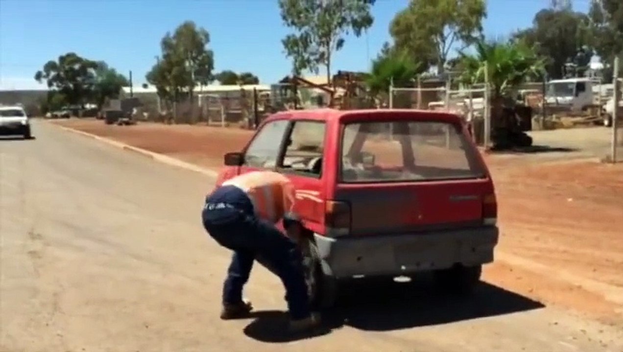 Cet homme n'a pas besoin de crick pour changer sa roue... Costaud le gars