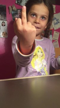 Le tour de magie de cette fillette est énorme