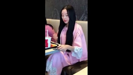 Ruj Sürdükten Sonra Tuhaf Su İçen Kız