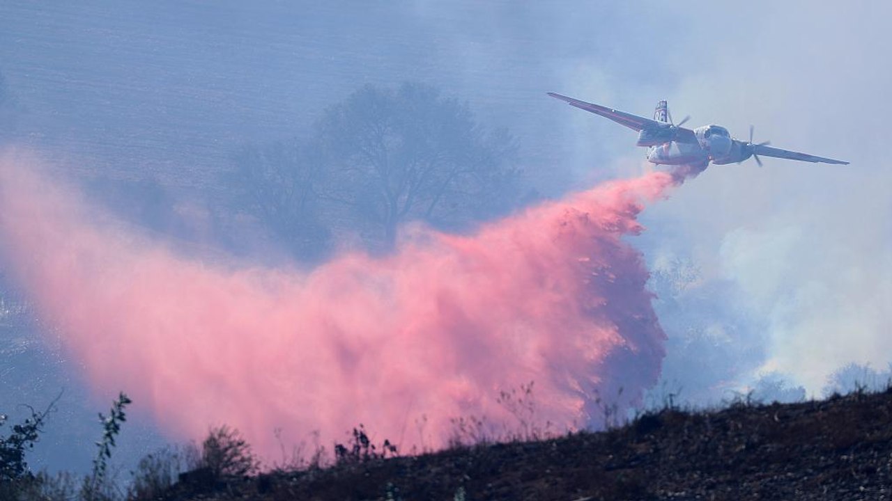 Vientos huracanados complican la lucha contra los incendios en el sur de California