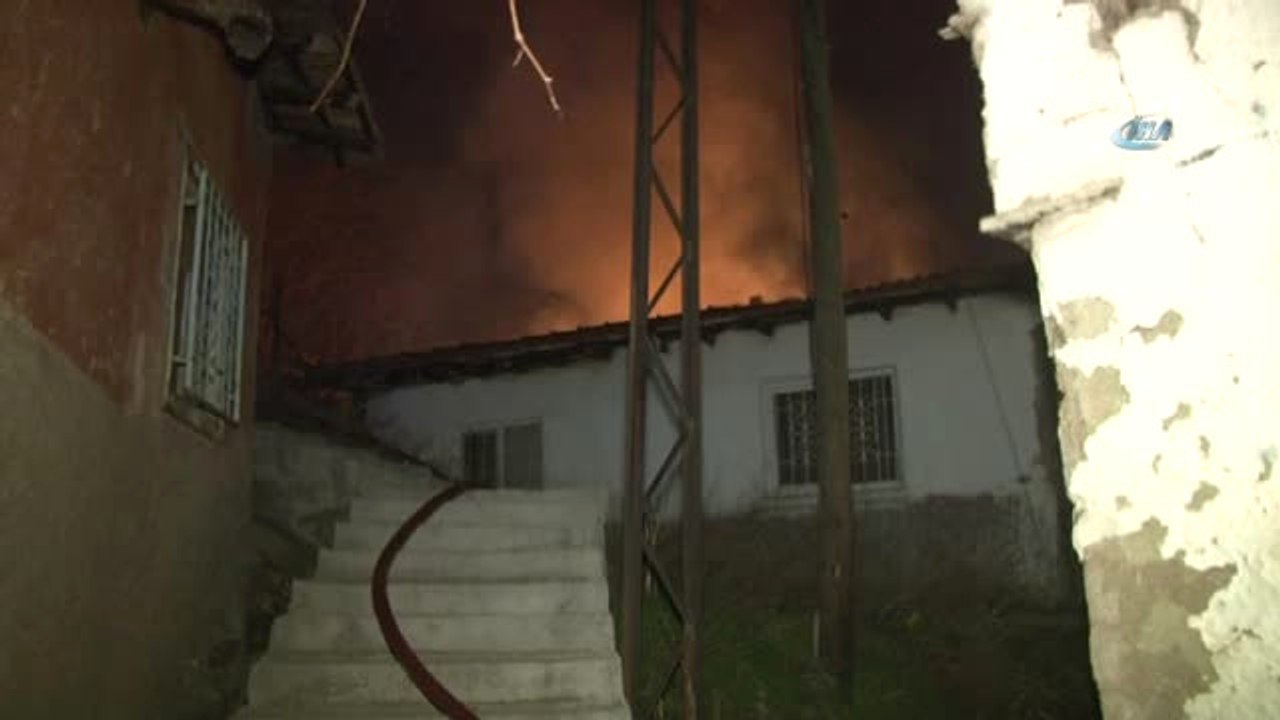 Başkent'te Gecekondu Mahallesinde Çıkan Yangın, Paniğe Neden Oldu
