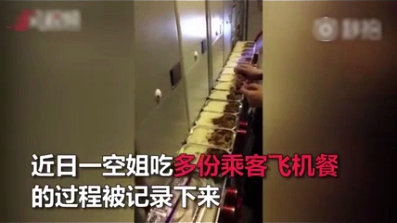 Thực hư chuyện nữ tiếp viên hàng không lén ăn cơm suất của hành khách, mỗi hộp một vài miếng