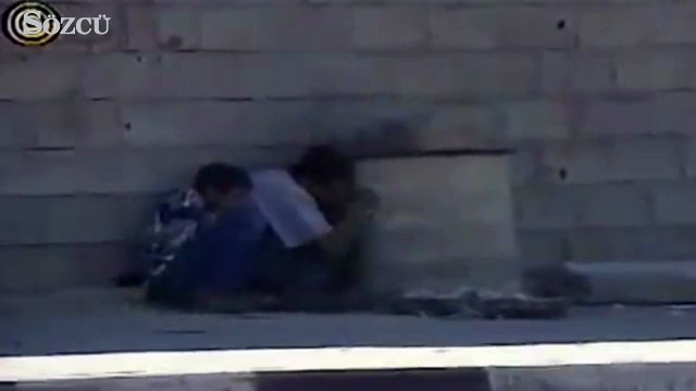 İsrail askerlerinin ateşinden saklanan baba ve oğul