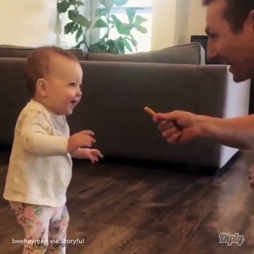 Quand bébé fait ses premiers pas grâce à une frite... Gourmand