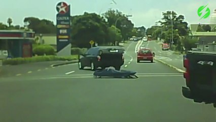 Un corps tombe d'une voiture de la morgue eu milieu d'un carrefour... Oups