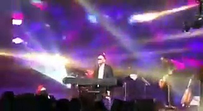 Ce chanteur israélien se bande les yeux pour ne pas voir les femmes dans la salle de concert