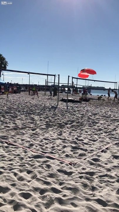 Quand le Père Noël rate son atterrissage en parapente et fini KO