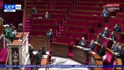 François Ruffin débarque en maillot de foot à l’Assemblée Nationale et se fait recadrer (Vidéo)
