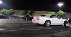 Une Mustang se rate et se crashe dans la foule qui va le lui faire regretter