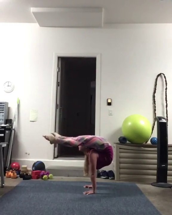 Une fille très flexible