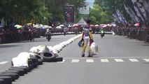 Un motard se fait percuter volontairement en course et va avoir la meilleure réponse