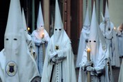 Capirotes y costaleros kukluxklánicos. Semana de Pasión 2017