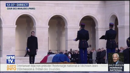 En hommage à l'écrivain Jean d'Ormesson, Emmanuel Macron dépose un crayon sur son cercueil