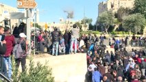 İsrail askerleri, Şam Kapısı önünde toplanan Filistinlilere müdahale etti