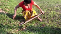 Creative Girl Digging Hole To Catch A Lot of Crabs In Cambodia - How Easy to Catch Crabs